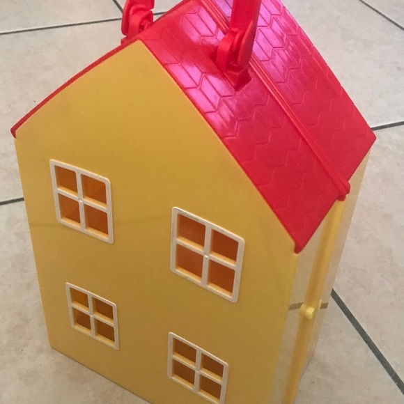 Peppa Pig’s Deluxe House Play Set with Peppa, Suzy, George, and Furniture - Picture 6 of 6